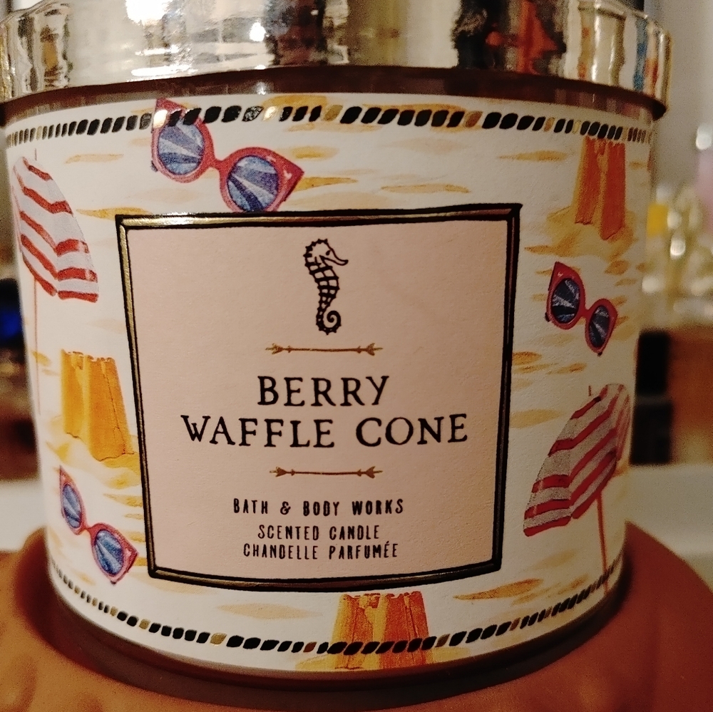 BATH & BODY WORKS 3 WICK CANDLE IN BERRY WAFFLE CONE